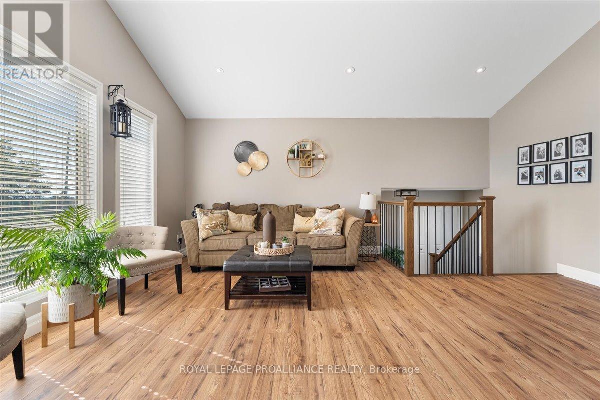 












20846 LOYALIST PARKWAY

,
Prince Edward County (Ameliasburg Ward),




Ontario
K0K1T0

