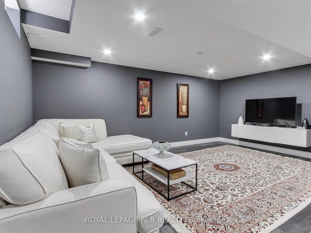 









646


Brooker

Ridge,
Newmarket,




ON
L3X 1V7


