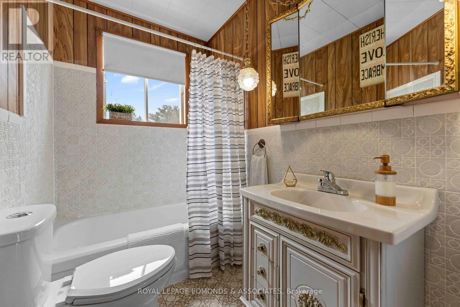 












3433 ROUND LAKE ROAD

,
Killaloe, Hagarty and Richards,




Ontario
K0J2A0

