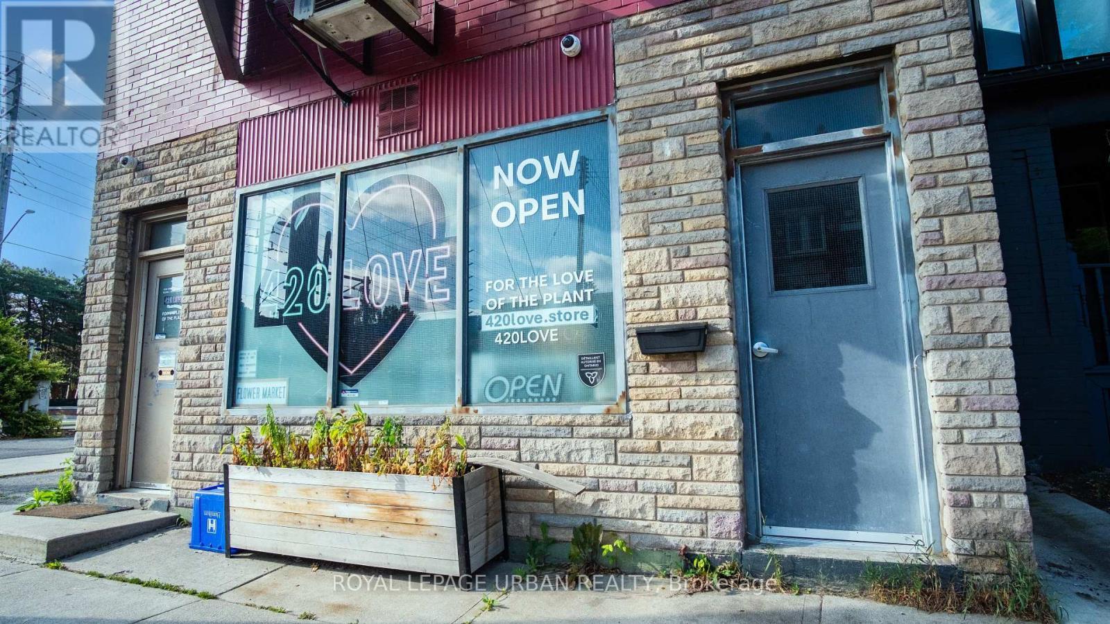 












976 MAIN STREET E

,
Hamilton,




Ontario
L8M1M8

