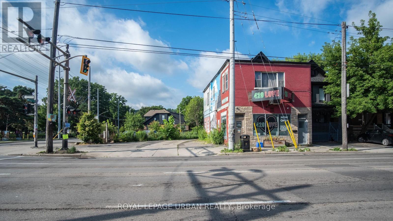 












976 MAIN STREET E

,
Hamilton,




Ontario
L8M1M8

