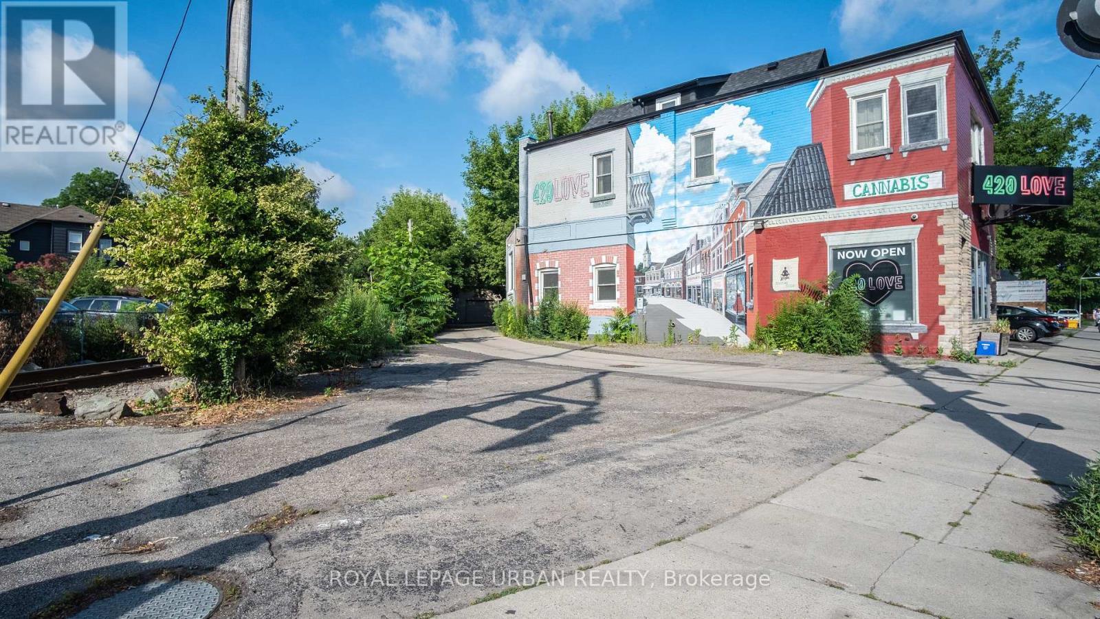 












976 MAIN STREET E

,
Hamilton,




Ontario
L8M1M8

