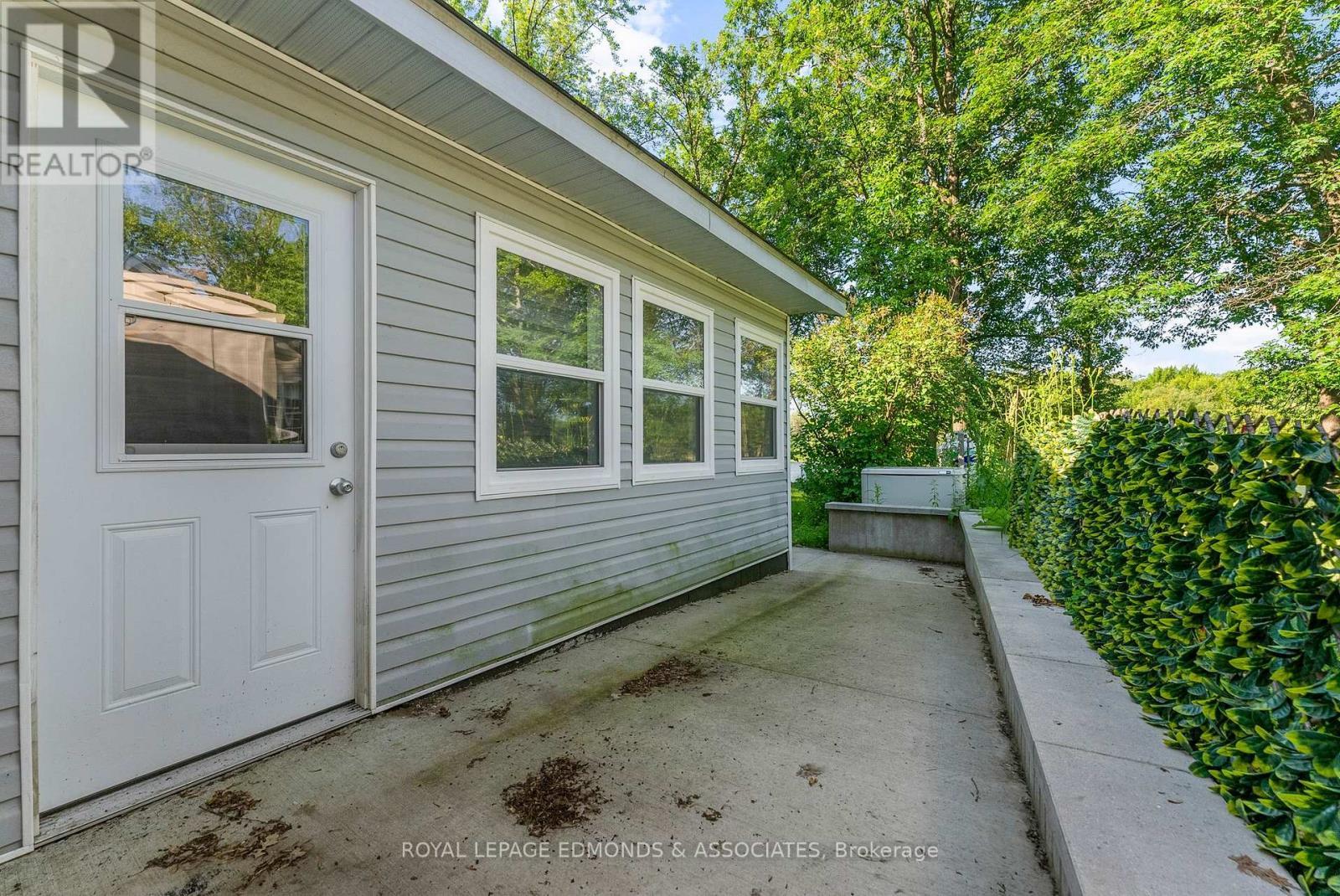












731 FRANCIE LANE

,
Laurentian Valley,




Ontario
K8A6W2

