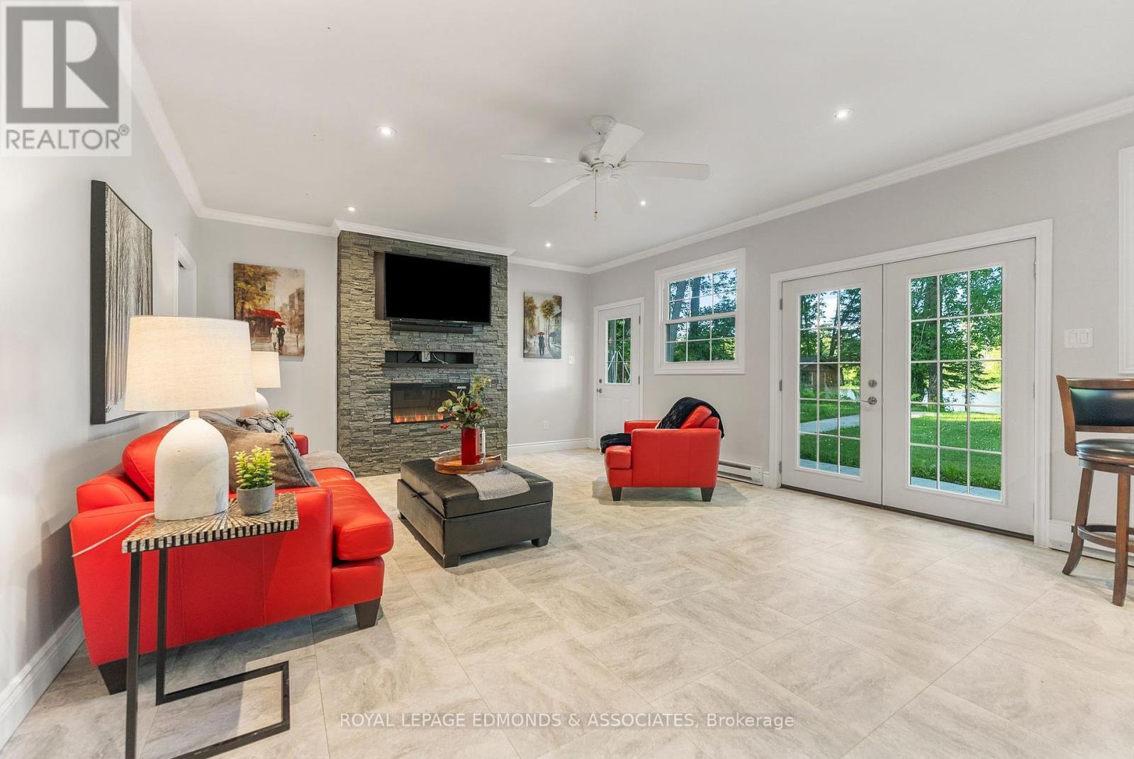 












731 FRANCIE LANE

,
Laurentian Valley,




Ontario
K8A6W2

