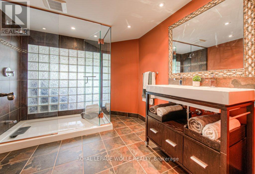 












2229 HERRGOTT ROAD

,
Wellesley,




Ontario
N0B2M0

