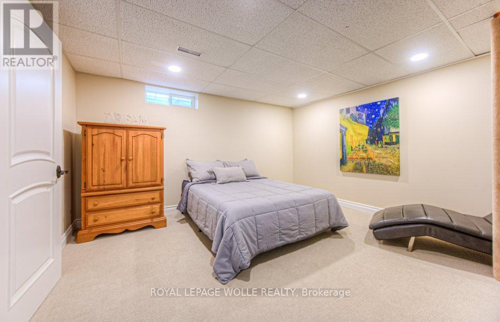 












2229 HERRGOTT ROAD

,
Wellesley,




Ontario
N0B2M0

