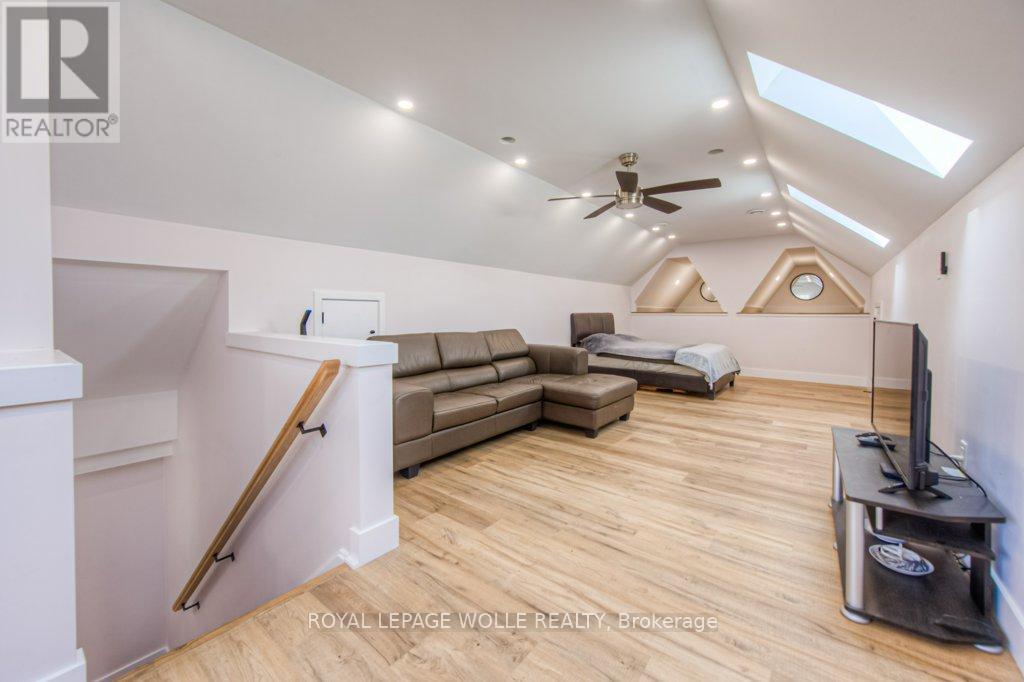 












2229 HERRGOTT ROAD

,
Wellesley,




Ontario
N0B2M0

