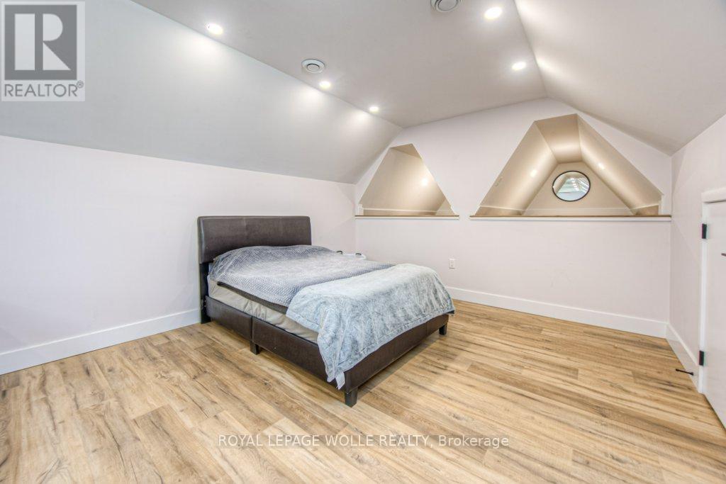 












2229 HERRGOTT ROAD

,
Wellesley,




Ontario
N0B2M0

