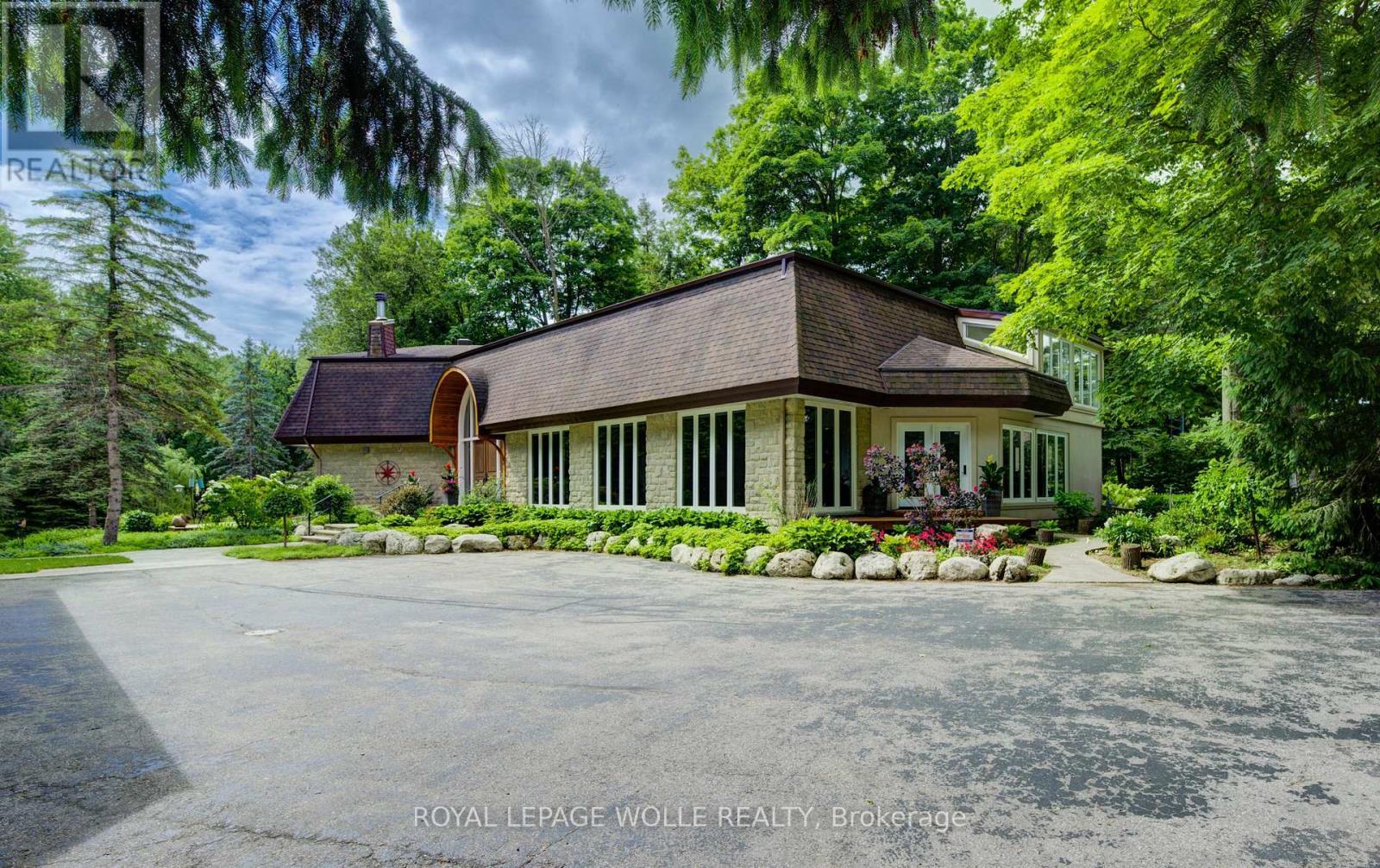 












2229 HERRGOTT ROAD

,
Wellesley,




Ontario
N0B2M0

