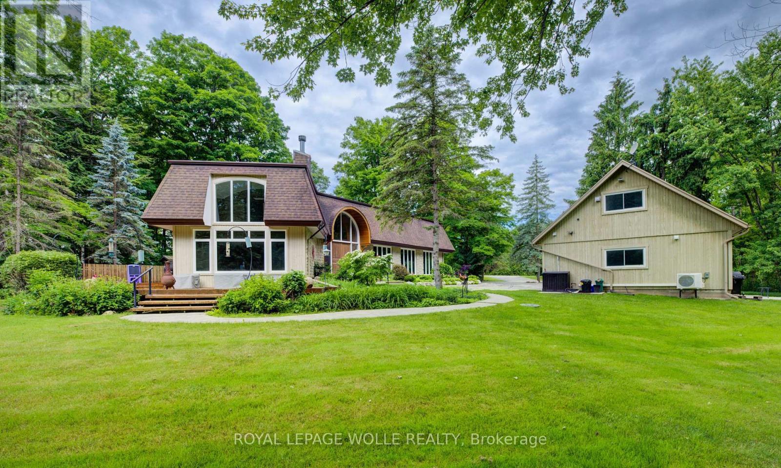 












2229 HERRGOTT ROAD

,
Wellesley,




Ontario
N0B2M0

