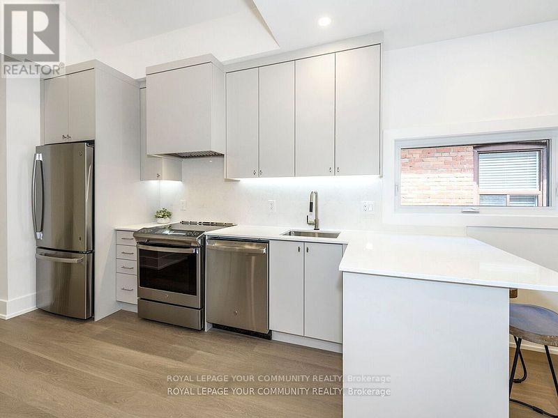 












886 RUNNYMEDE ROAD

,
Toronto,




Ontario
M6N3W4

