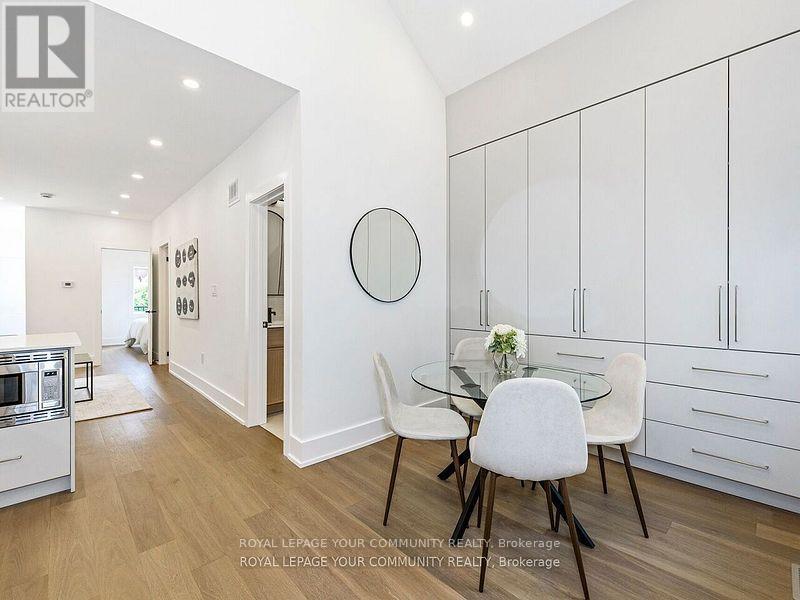 












886 RUNNYMEDE ROAD

,
Toronto,




Ontario
M6N3W4

