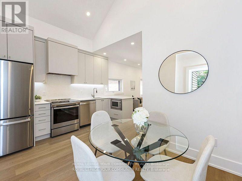












886 RUNNYMEDE ROAD

,
Toronto,




Ontario
M6N3W4

