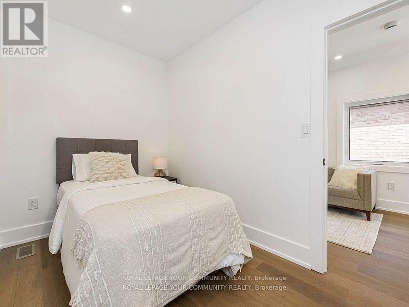 












886 RUNNYMEDE ROAD

,
Toronto,




Ontario
M6N3W4

