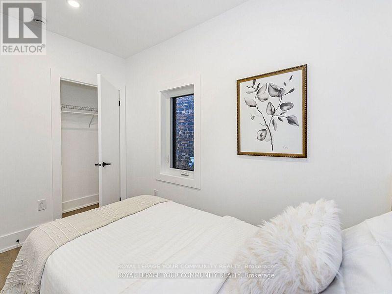 












886 RUNNYMEDE ROAD

,
Toronto,




Ontario
M6N3W4

