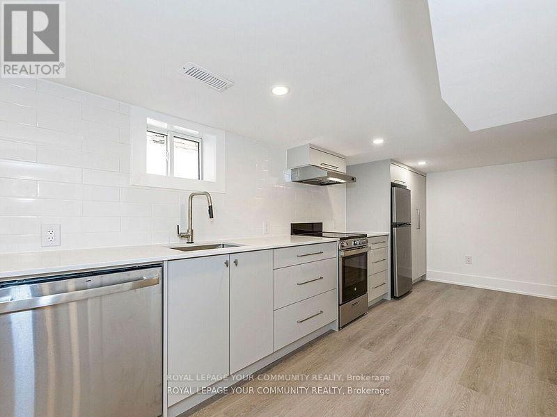 












886 RUNNYMEDE ROAD

,
Toronto,




Ontario
M6N3W4

