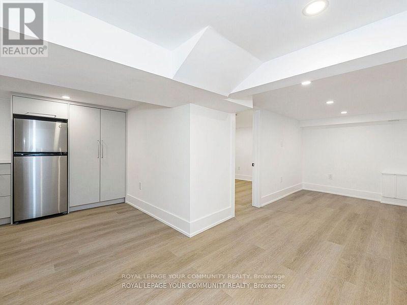 












886 RUNNYMEDE ROAD

,
Toronto,




Ontario
M6N3W4

