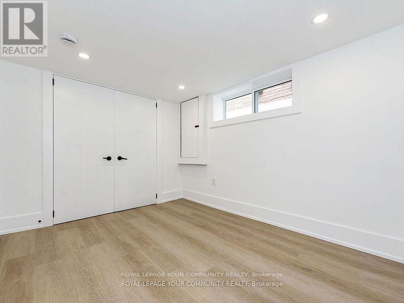 












886 RUNNYMEDE ROAD

,
Toronto,




Ontario
M6N3W4

