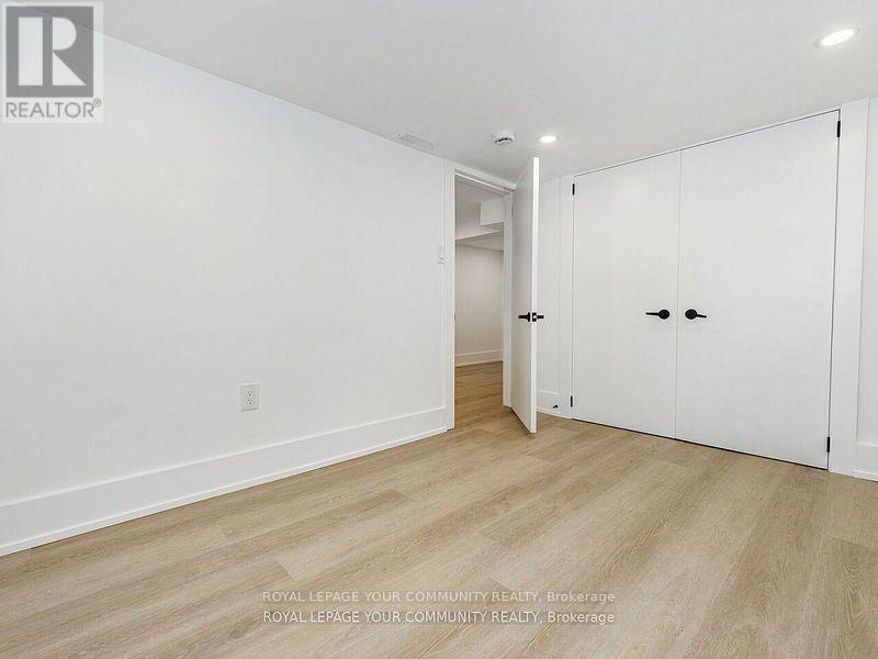 












886 RUNNYMEDE ROAD

,
Toronto,




Ontario
M6N3W4

