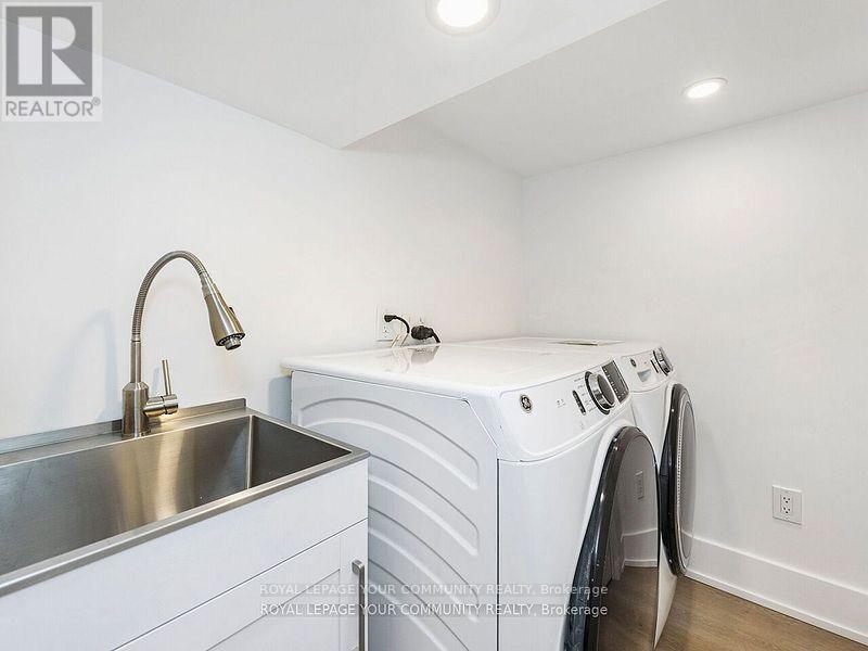 












886 RUNNYMEDE ROAD

,
Toronto,




Ontario
M6N3W4

