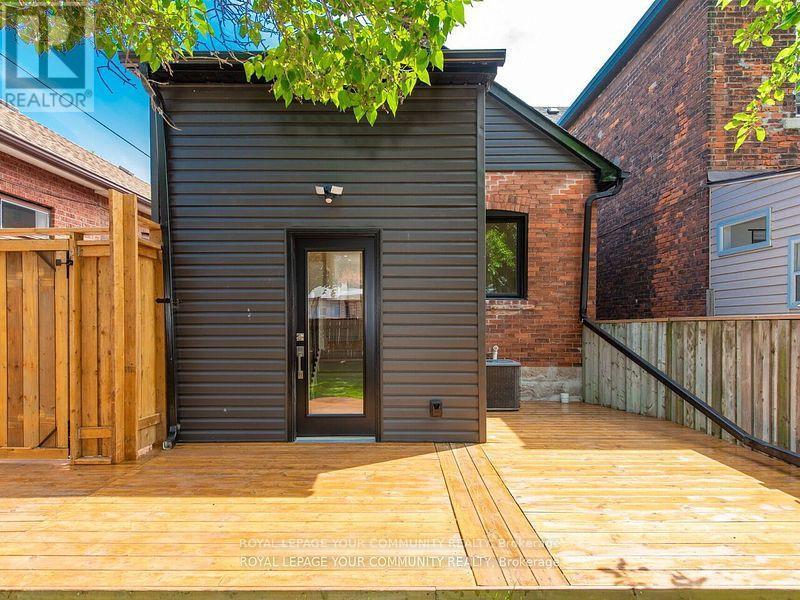 












886 RUNNYMEDE ROAD

,
Toronto,




Ontario
M6N3W4


