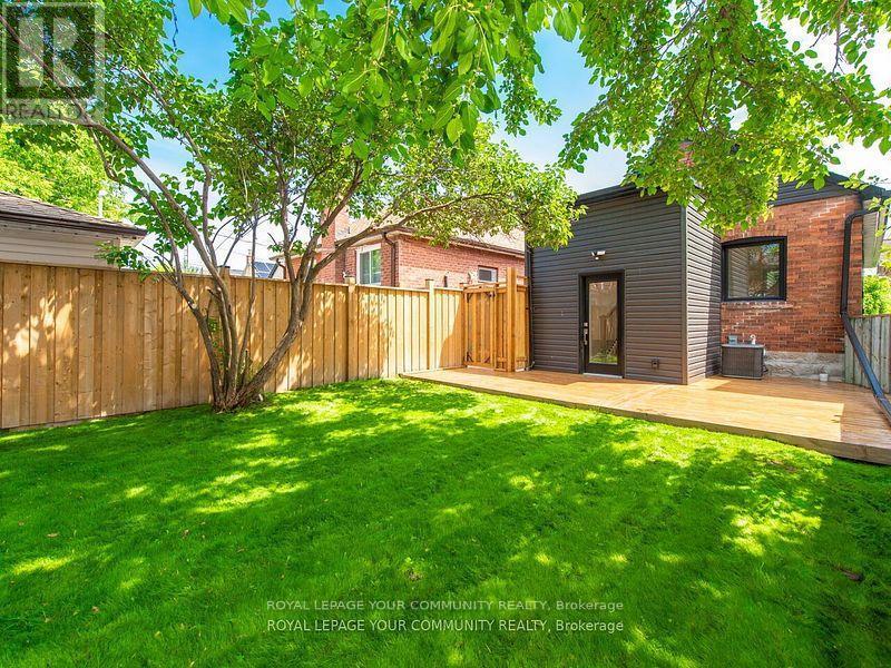 












886 RUNNYMEDE ROAD

,
Toronto,




Ontario
M6N3W4

