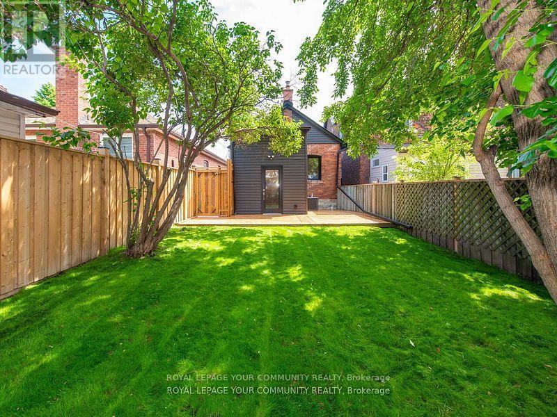 












886 RUNNYMEDE ROAD

,
Toronto,




Ontario
M6N3W4

