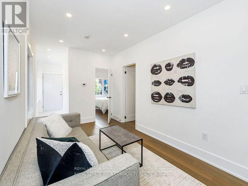 












886 RUNNYMEDE ROAD

,
Toronto,




Ontario
M6N3W4


