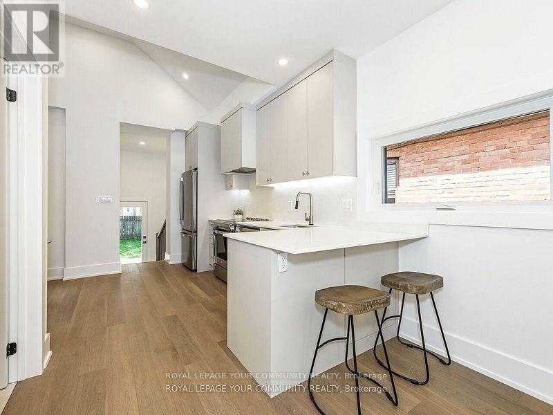 












886 RUNNYMEDE ROAD

,
Toronto,




Ontario
M6N3W4

