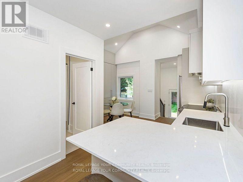 












886 RUNNYMEDE ROAD

,
Toronto,




Ontario
M6N3W4

