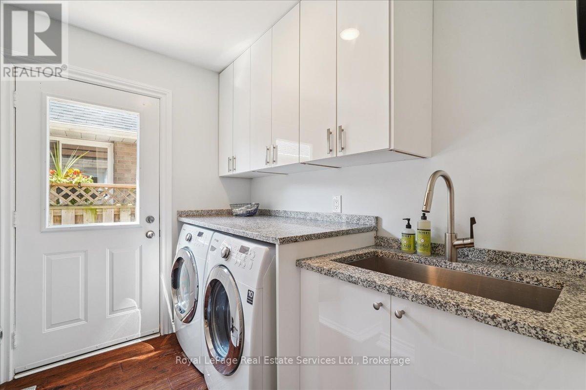 












471 DEERHURST DRIVE

,
Burlington (Appleby),




Ontario
L7L5T4

