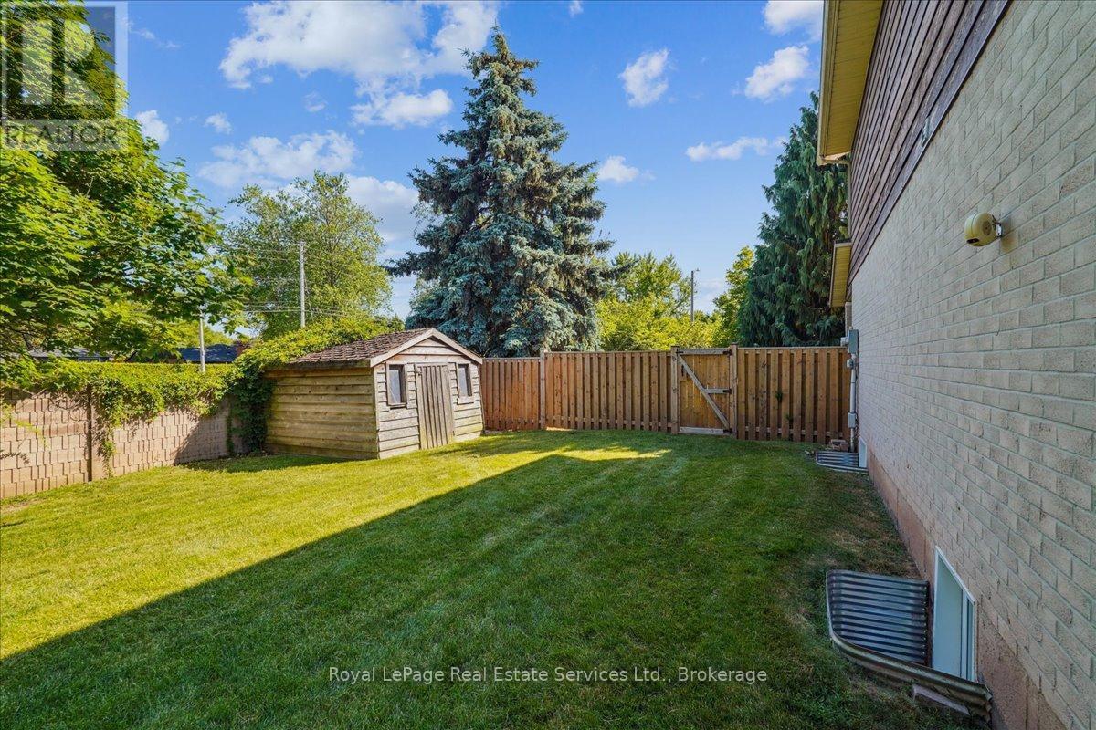 












471 DEERHURST DRIVE

,
Burlington (Appleby),




Ontario
L7L5T4

