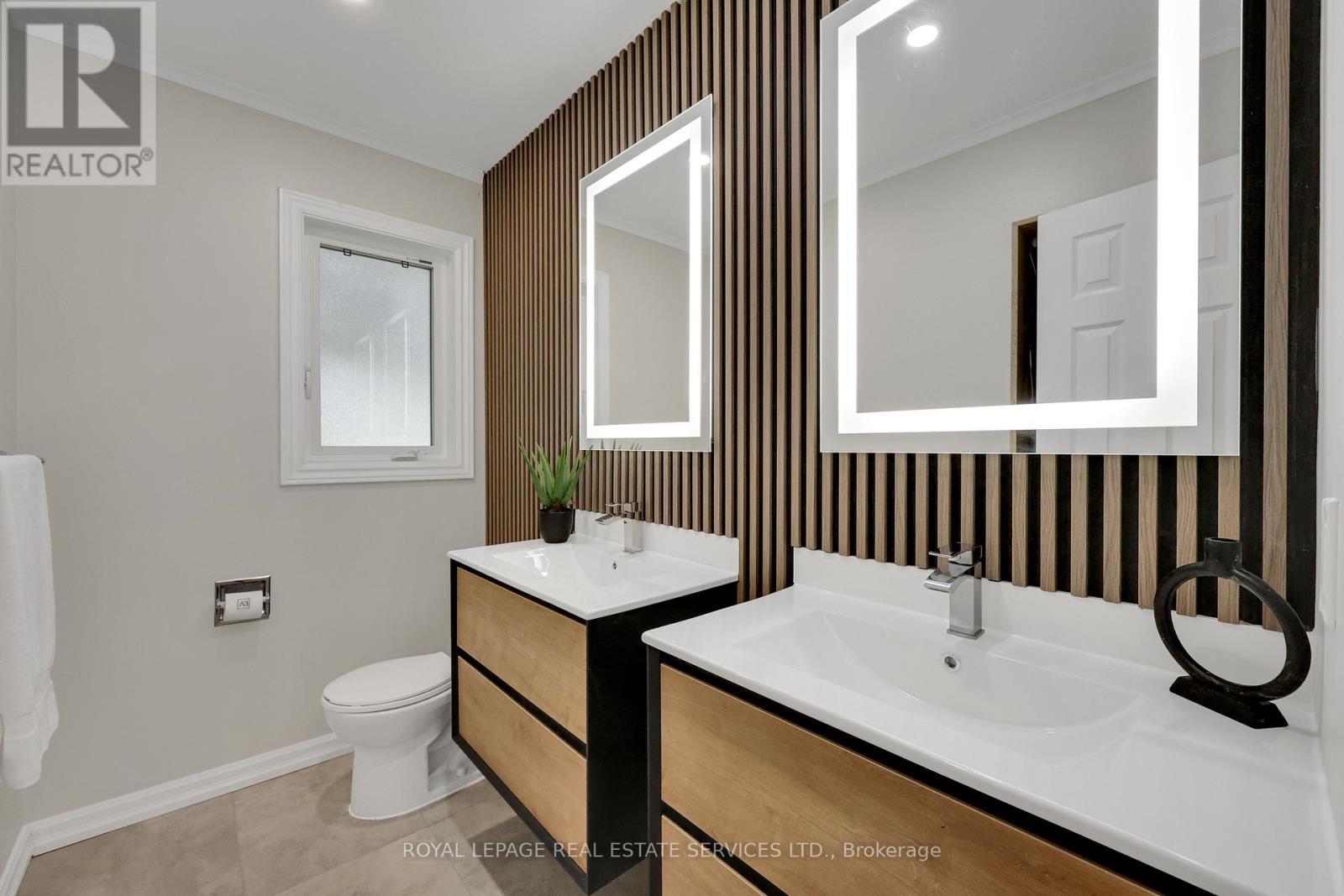 












1062 GLENBROOK AVENUE

,
Oakville,




Ontario
L6H4A3

