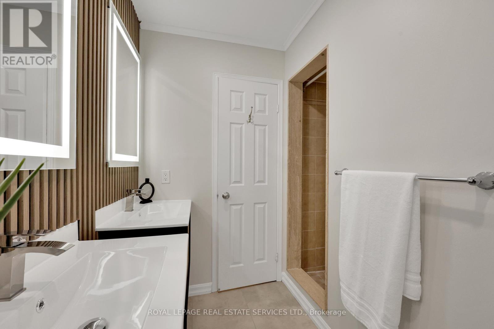 












1062 GLENBROOK AVENUE

,
Oakville,




Ontario
L6H4A3

