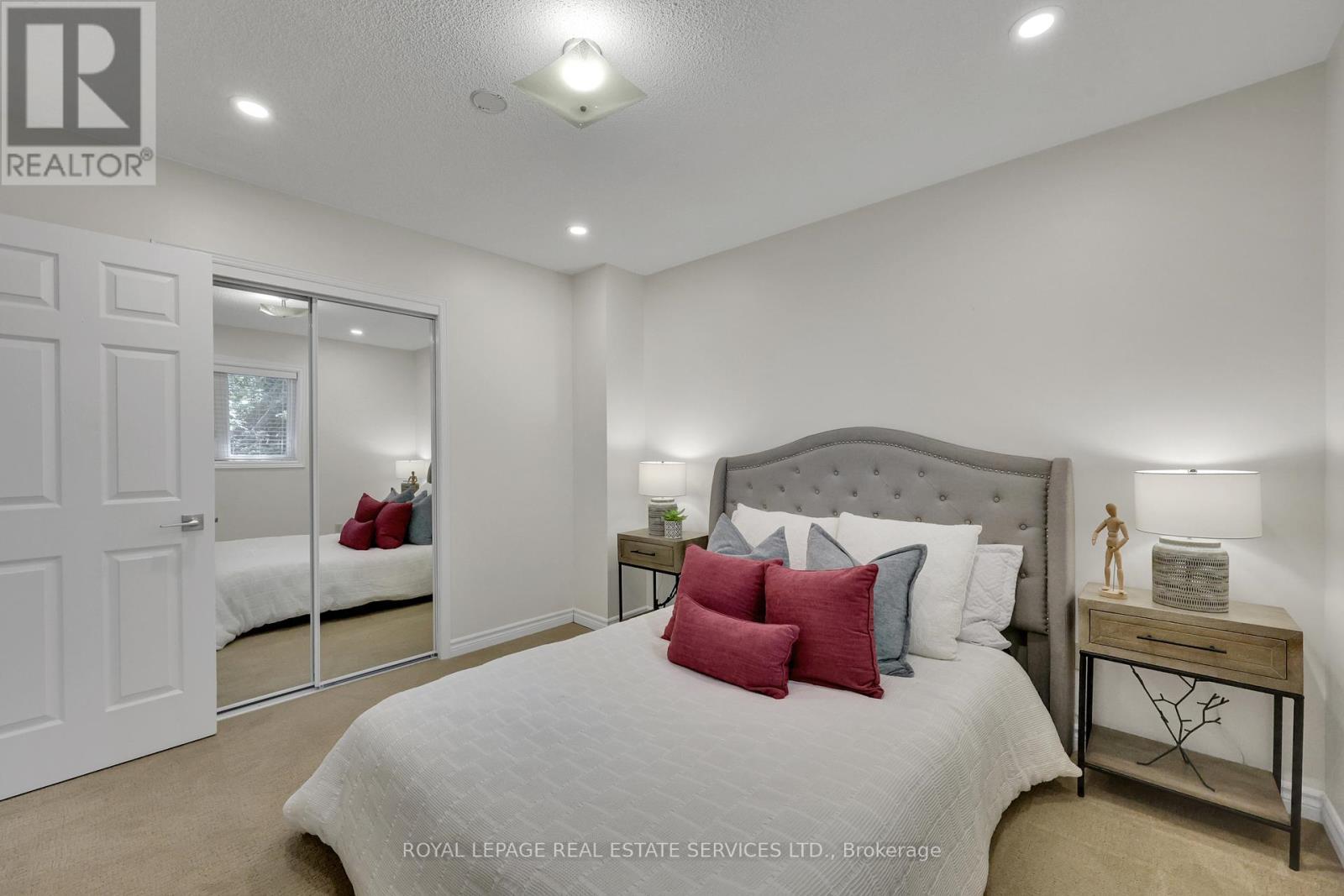 












1062 GLENBROOK AVENUE

,
Oakville,




Ontario
L6H4A3

