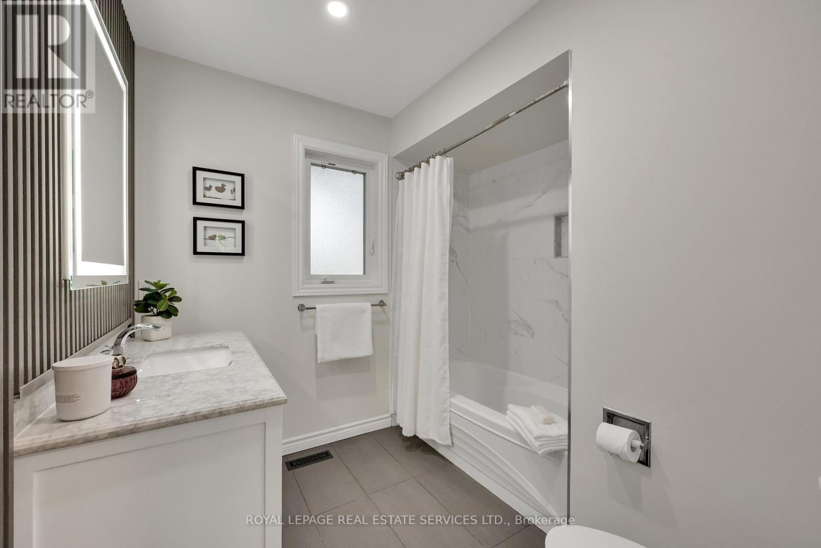 












1062 GLENBROOK AVENUE

,
Oakville,




Ontario
L6H4A3

