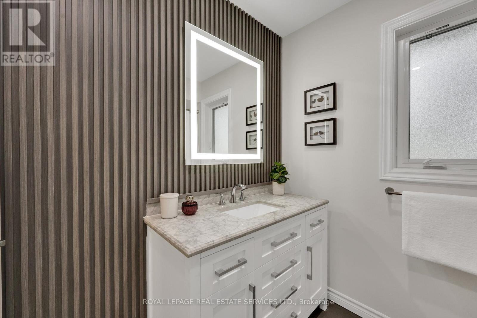 












1062 GLENBROOK AVENUE

,
Oakville,




Ontario
L6H4A3

