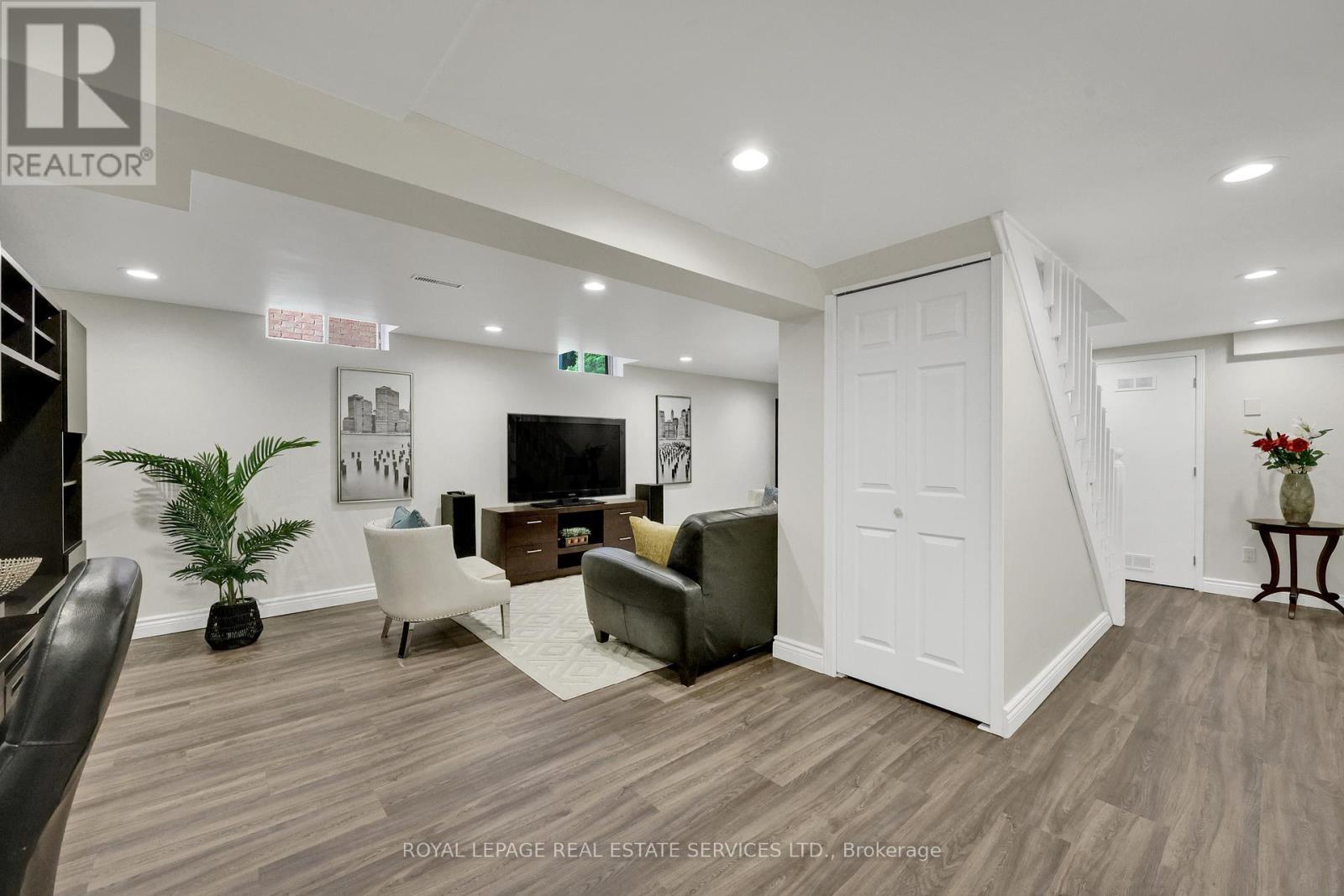 












1062 GLENBROOK AVENUE

,
Oakville,




Ontario
L6H4A3

