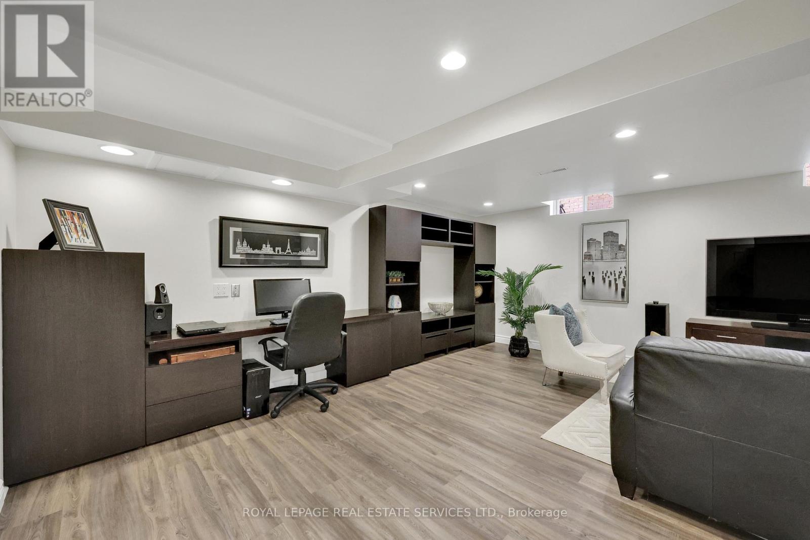 












1062 GLENBROOK AVENUE

,
Oakville,




Ontario
L6H4A3

