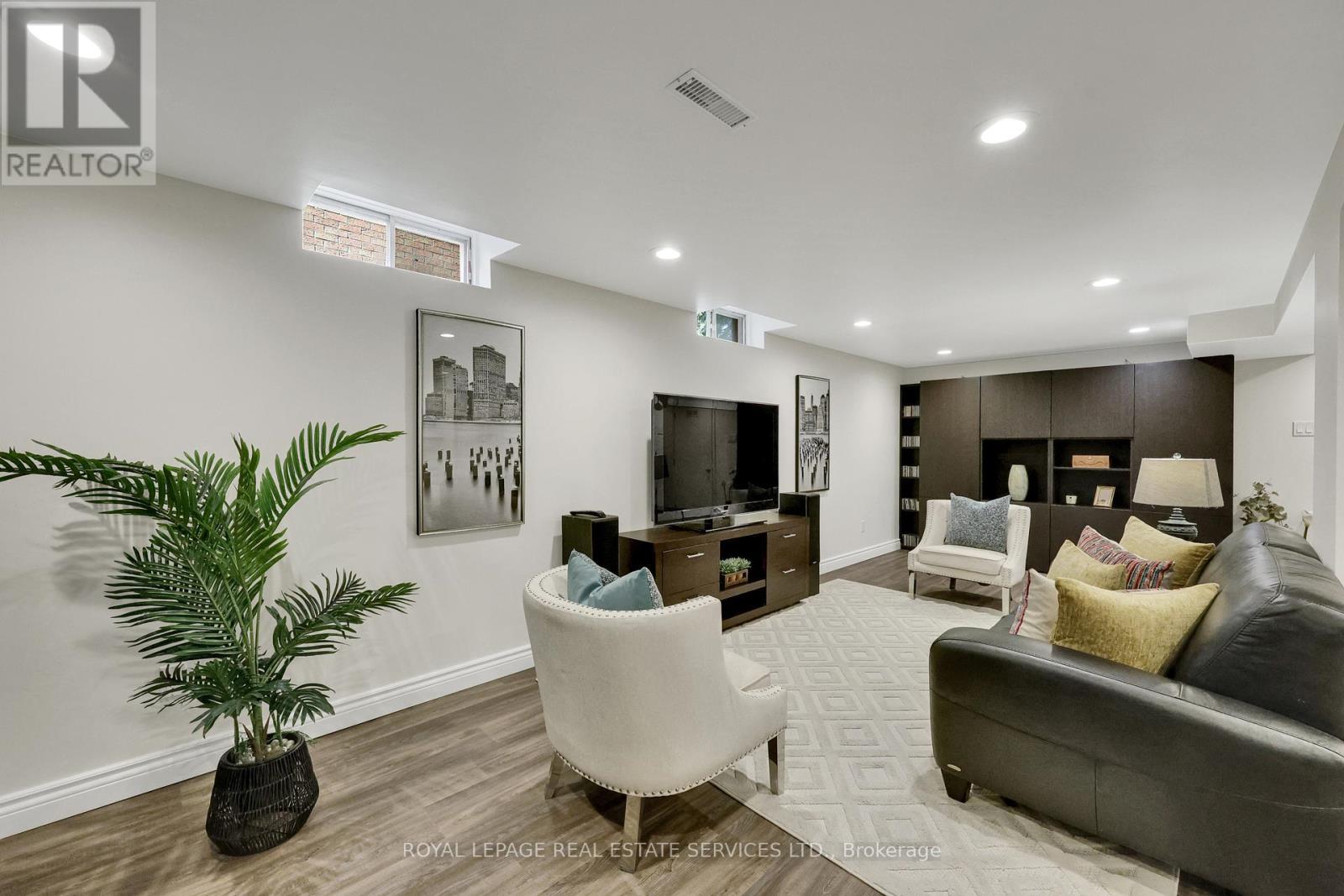 












1062 GLENBROOK AVENUE

,
Oakville,




Ontario
L6H4A3

