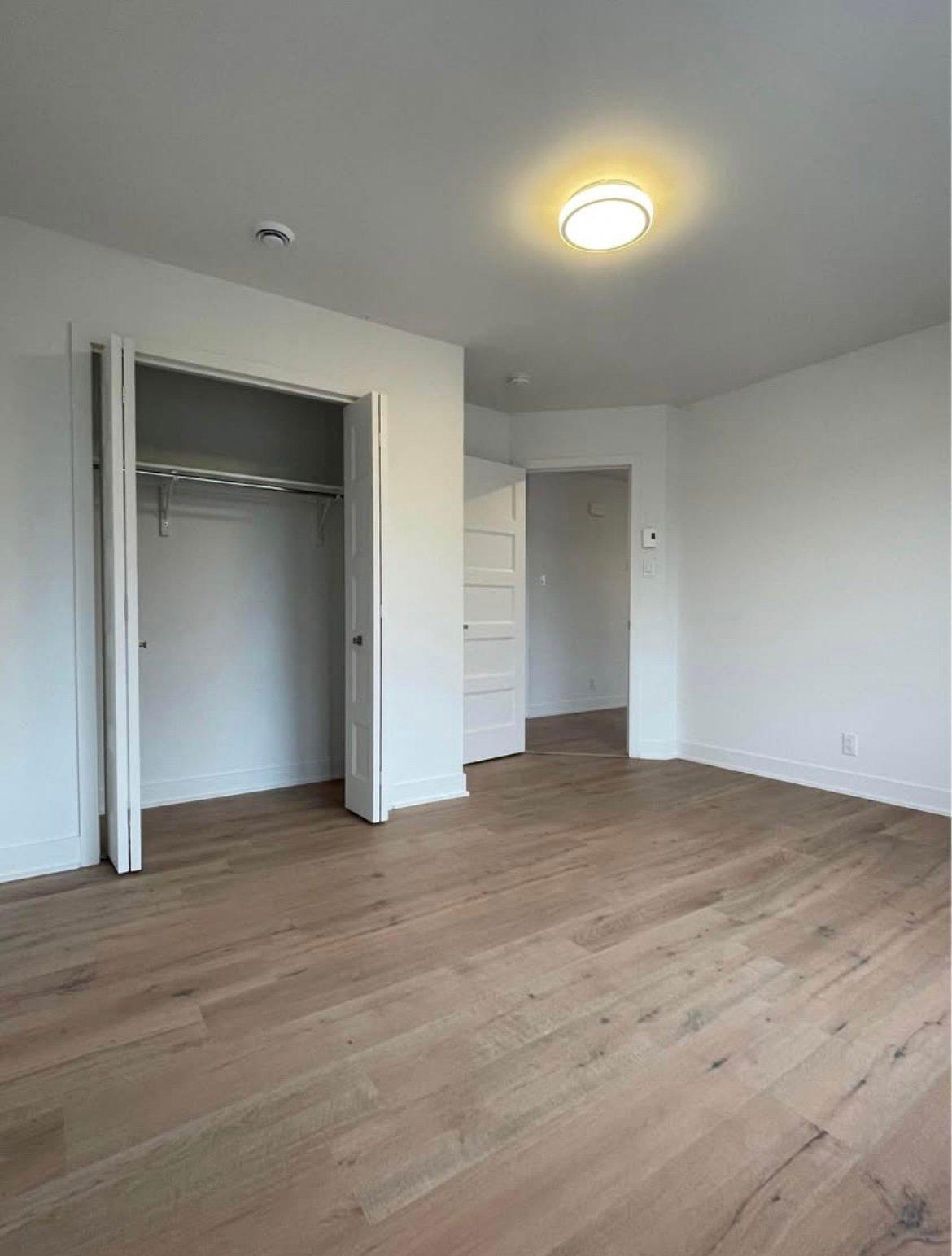 









1704


Rue Roosevelt

,
Longueuil (Saint-Hubert),




QC
J4T1K4

