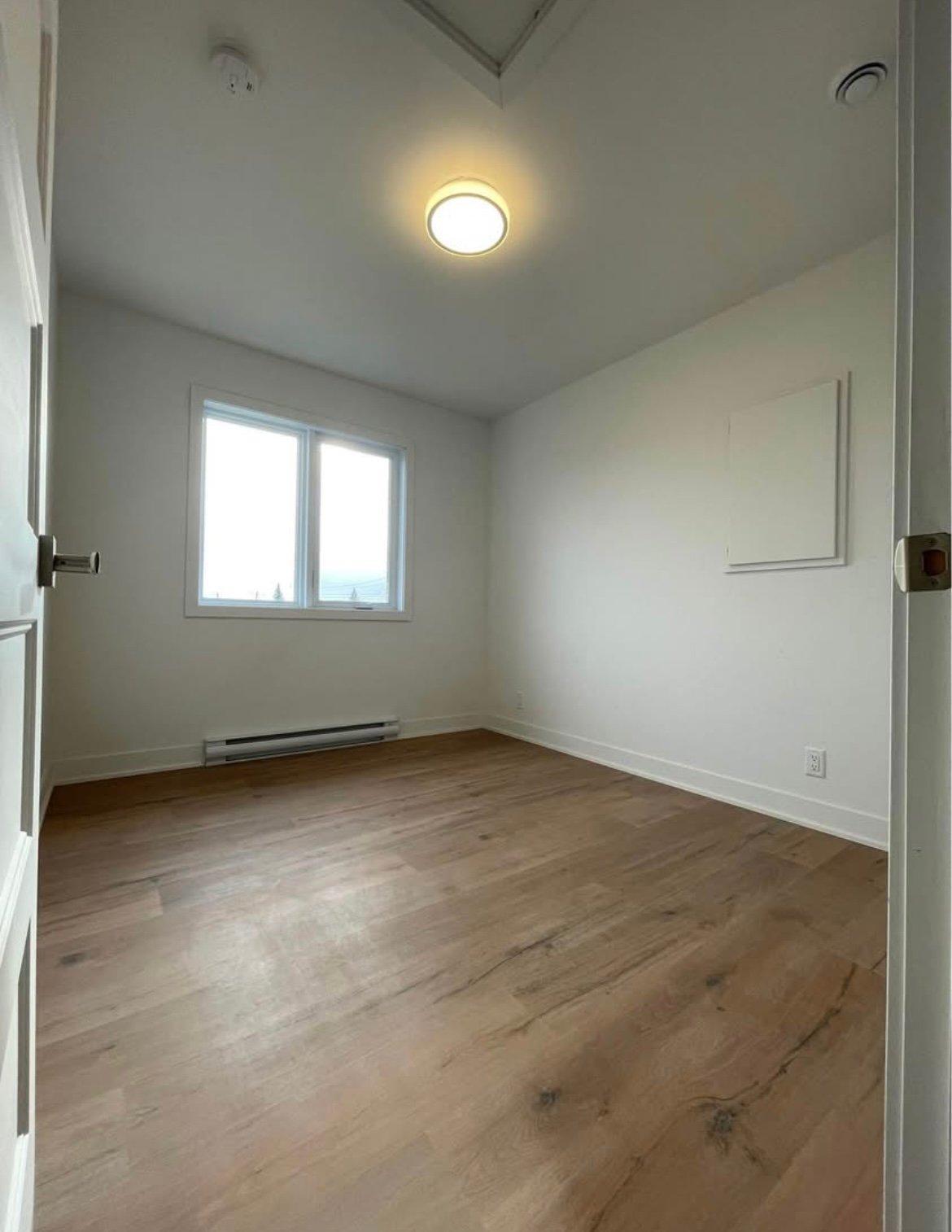 









1704


Rue Roosevelt

,
Longueuil (Saint-Hubert),




QC
J4T1K4

