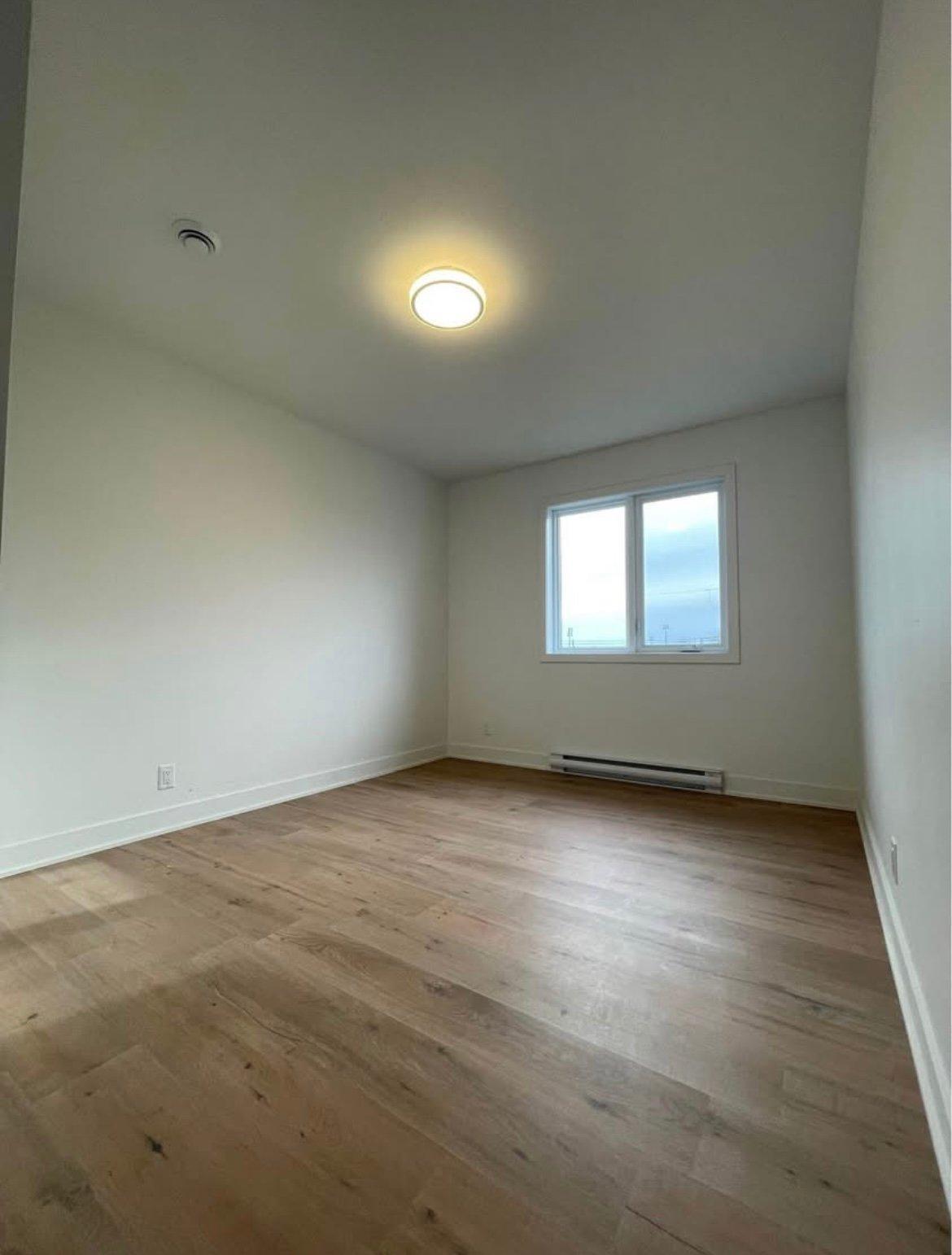 









1704


Rue Roosevelt

,
Longueuil (Saint-Hubert),




QC
J4T1K4

