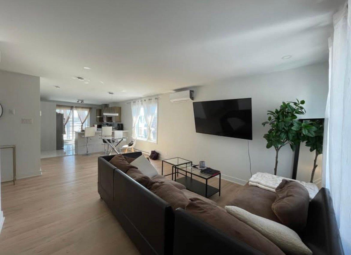 









1704


Rue Roosevelt

,
Longueuil (Saint-Hubert),




QC
J4T1K4

