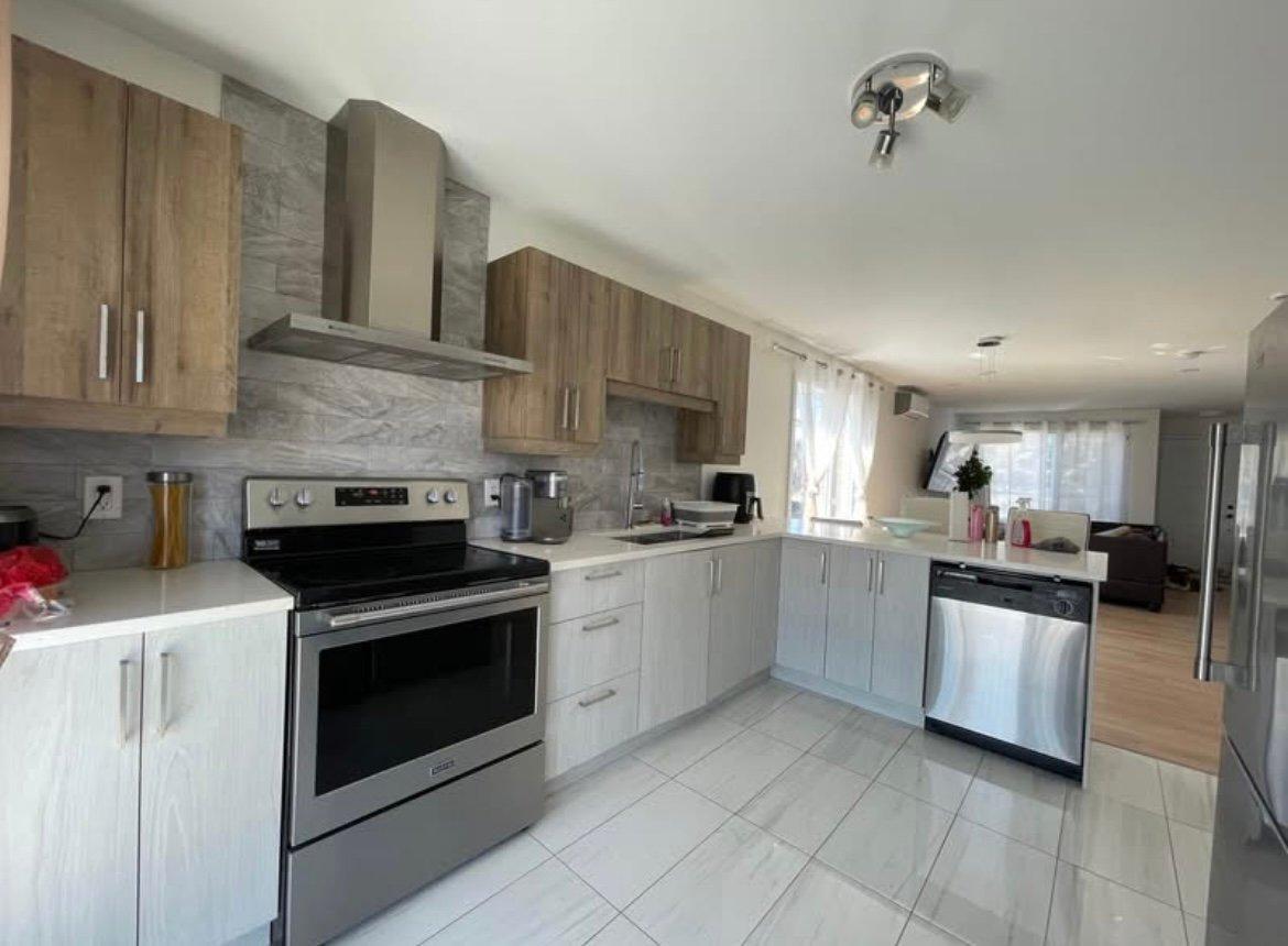 









1704


Rue Roosevelt

,
Longueuil (Saint-Hubert),




QC
J4T1K4

