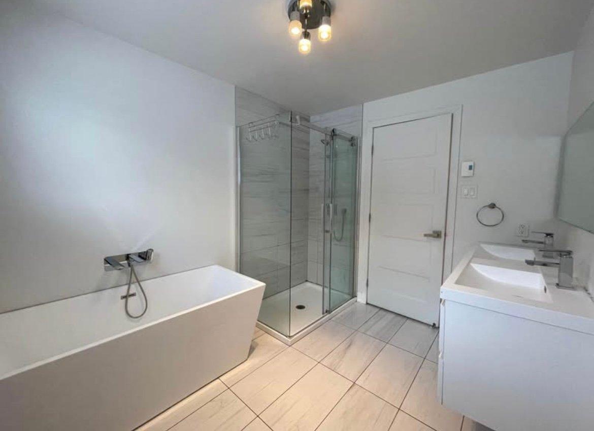 









1704


Rue Roosevelt

,
Longueuil (Saint-Hubert),




QC
J4T1K4

