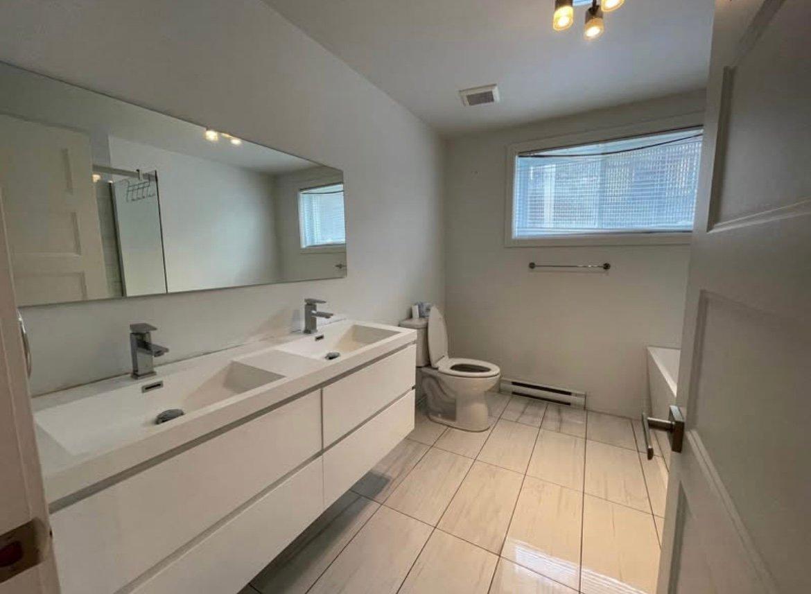 









1704


Rue Roosevelt

,
Longueuil (Saint-Hubert),




QC
J4T1K4

