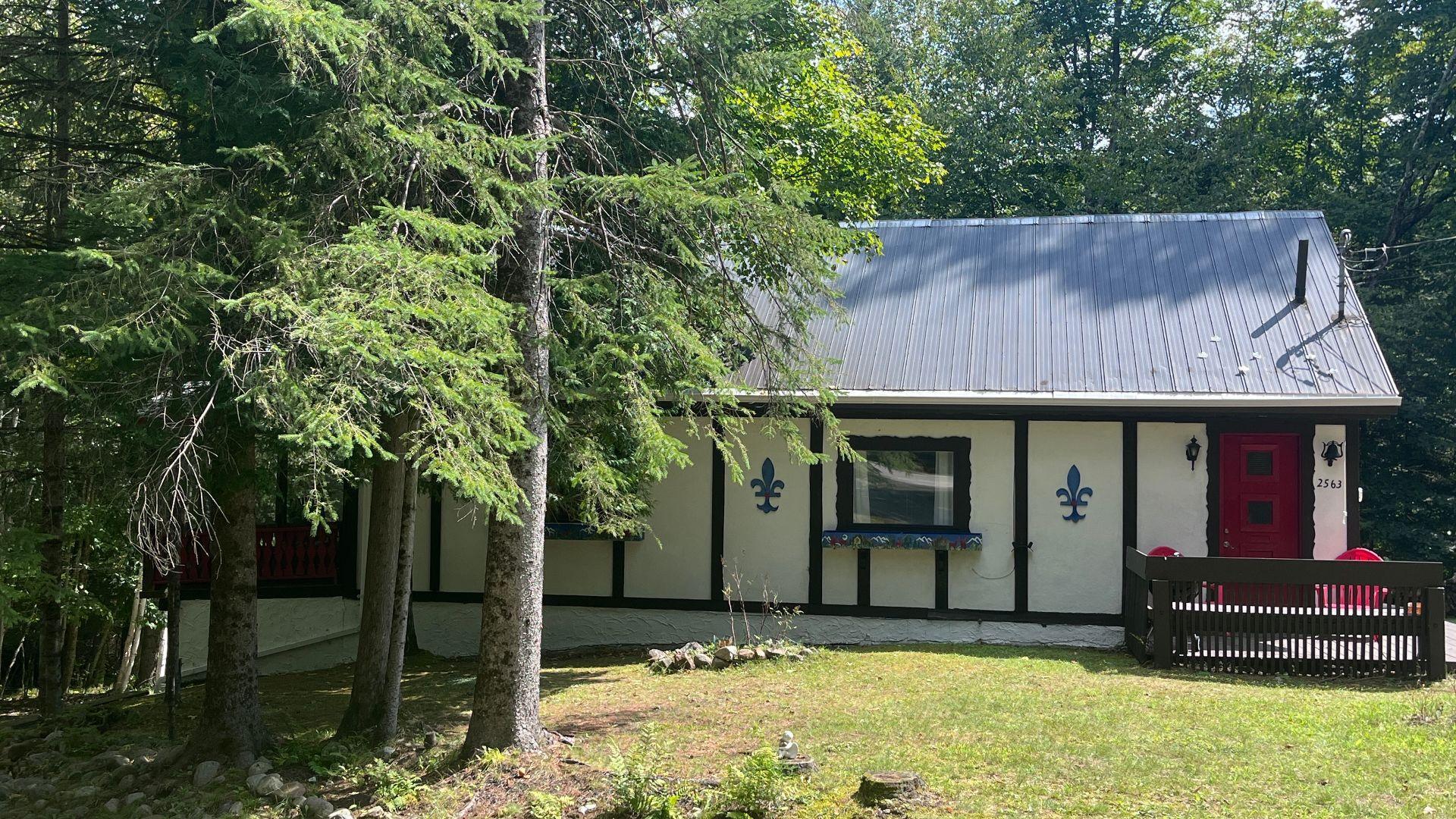 









2563


Ch. du Village

,
Mont-Tremblant,




QC
J8E1E9

