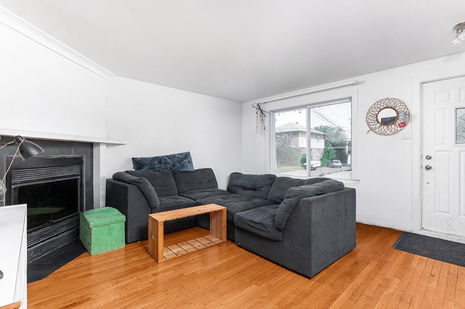 









3388

 - 3394


Grand Boulevard

,
Longueuil (Saint-Hubert),




QC
J4T2L7

