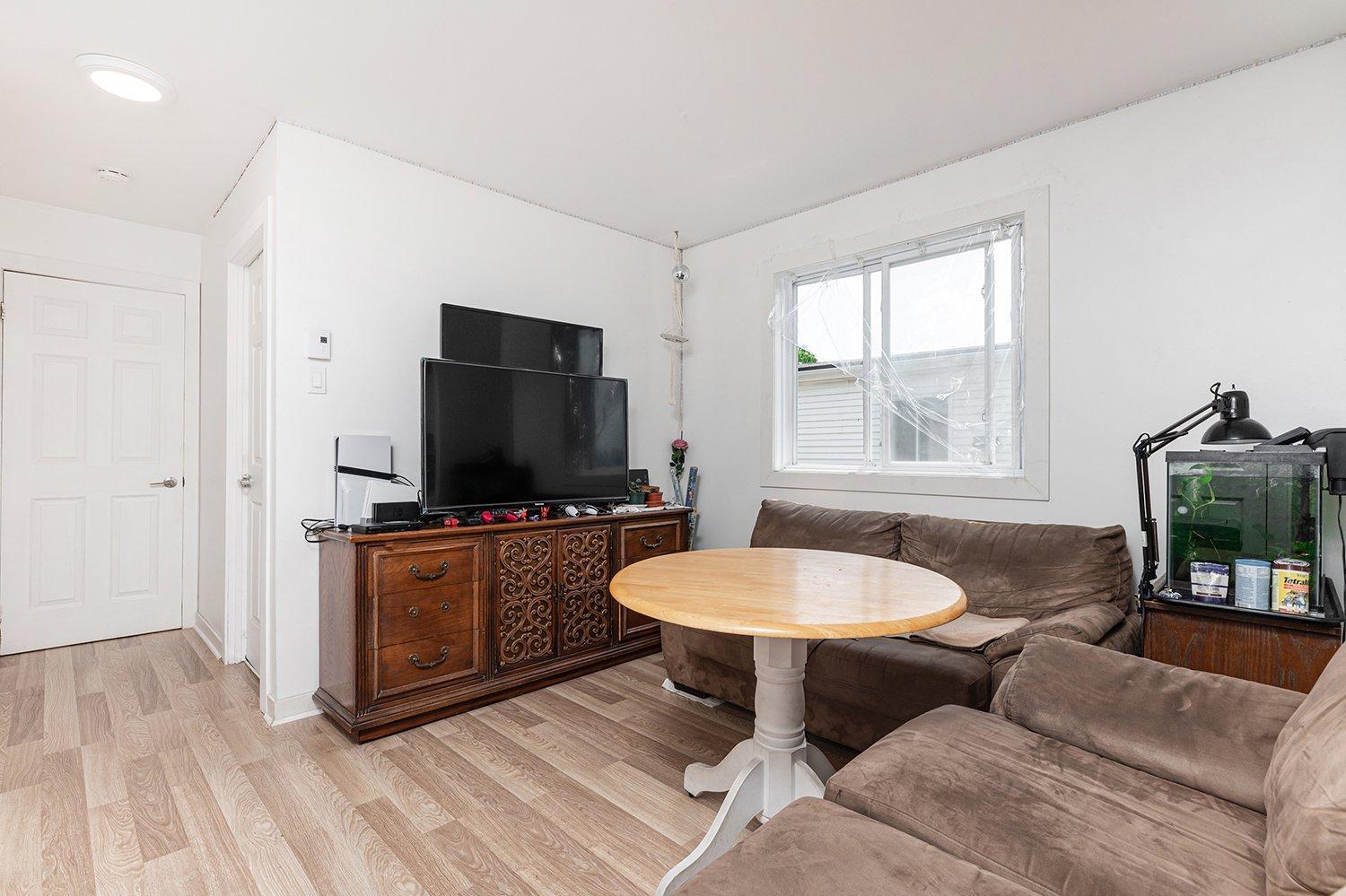 









3388

 - 3394


Grand Boulevard

,
Longueuil (Saint-Hubert),




QC
J4T2L7

